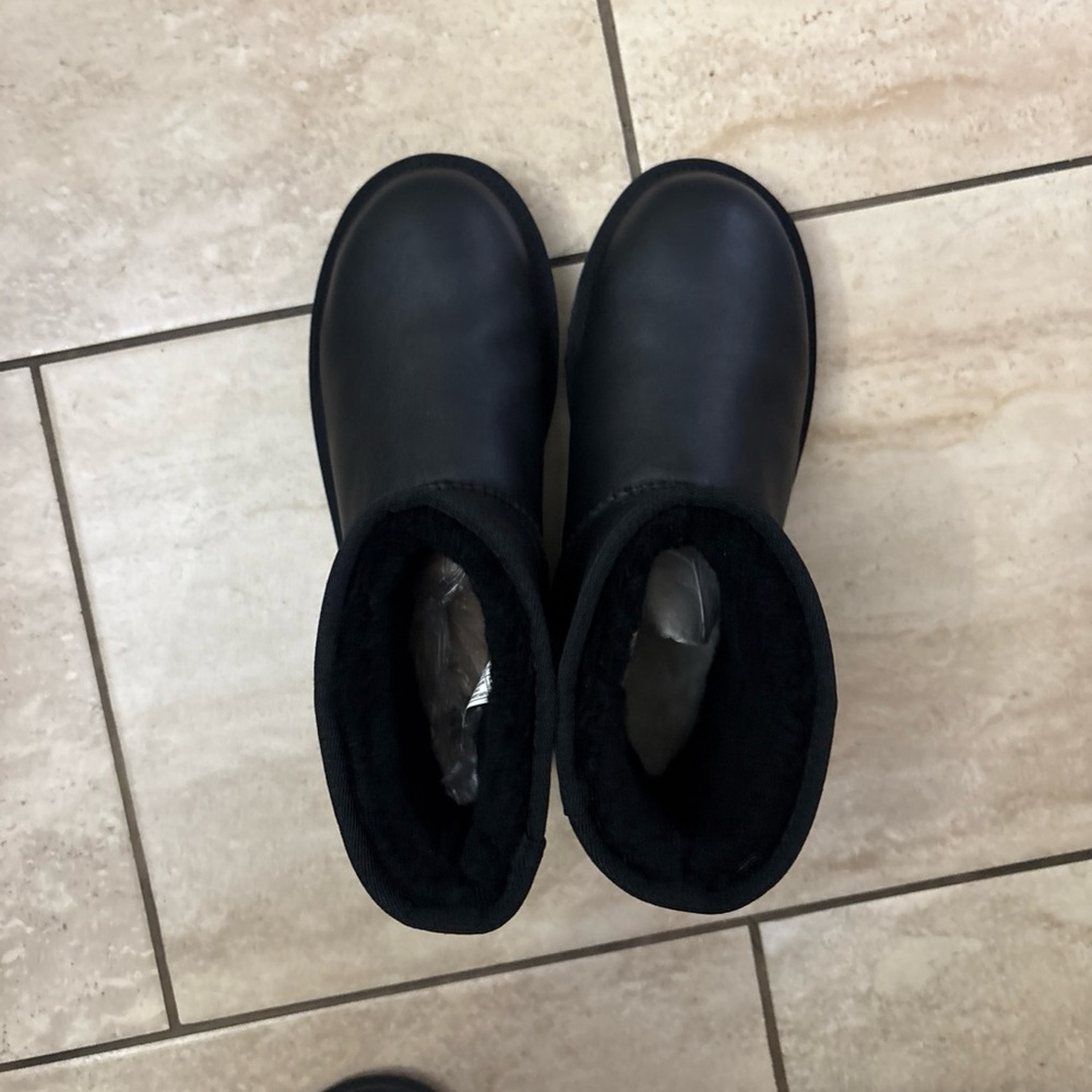 UGG CLASSIC MINI PEARLIZED LEATHER BLACK SHEEPSKIN WOMEN'S BOOTS SIZE US 9 - Picture 9 of 15